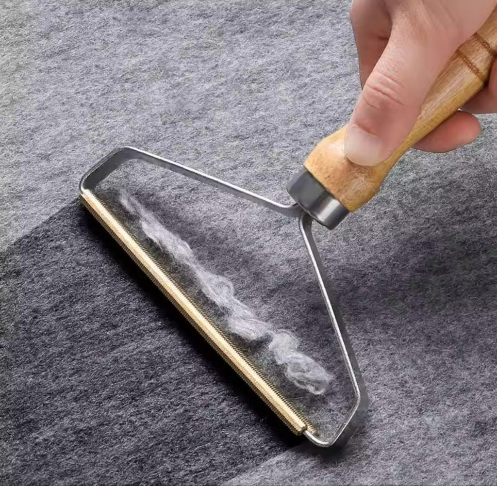 Manual Lint Remover & Fabric Shaver – Portable Clothes Fuzz & Pet Hair Remover, Wood Handle (Wood Color)